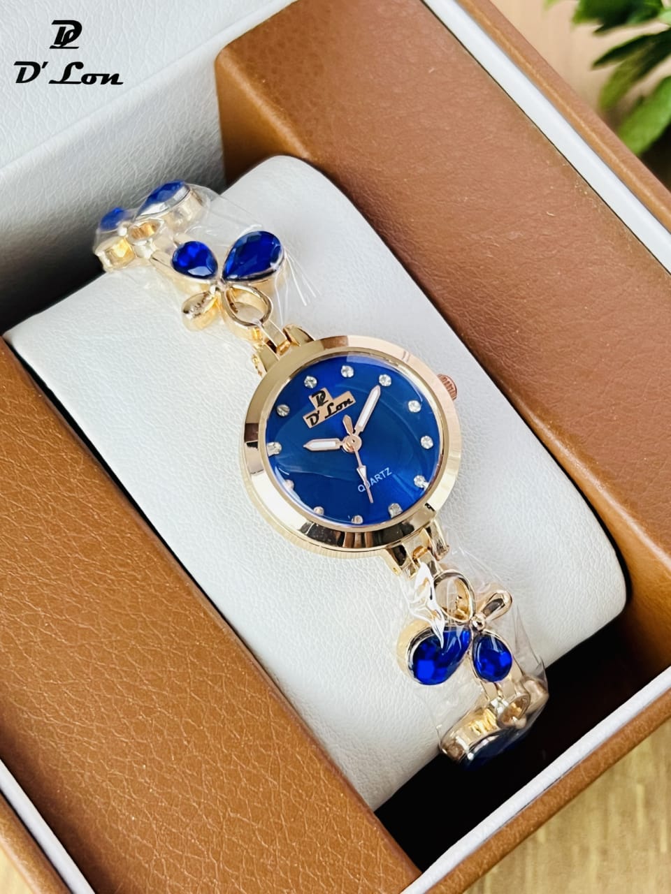 Women’s Flower Bracelet Quartz Watch (Random Color Combo)